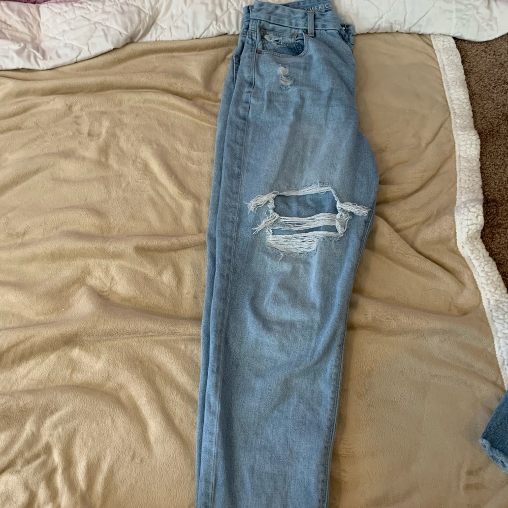 AMERICAN EAGLE CURVY MOM JEAN